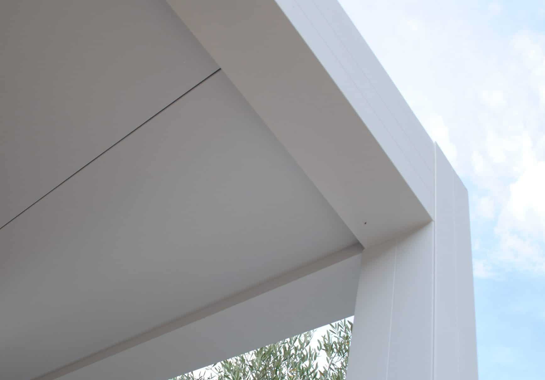 carport blanc vue du dessous