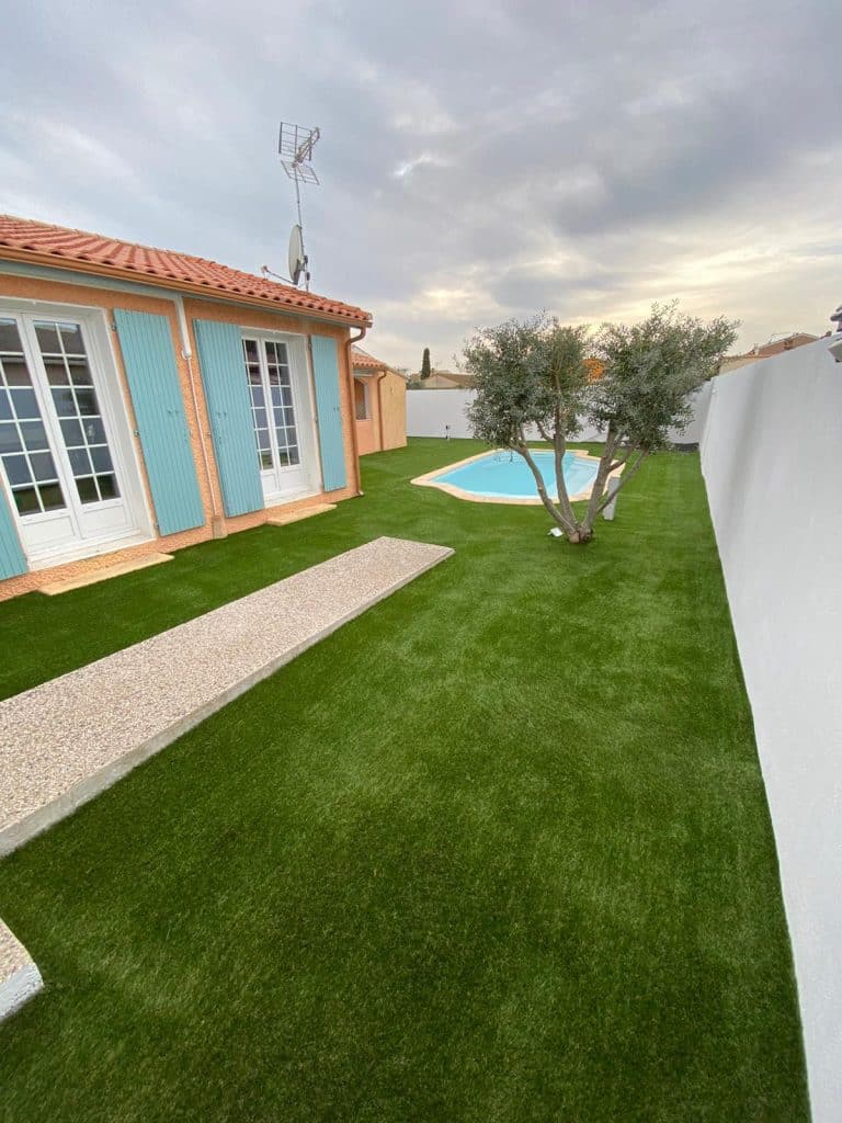 Aménagement extérieur avec du gazon synthétique à proximité de Montpellier (34)