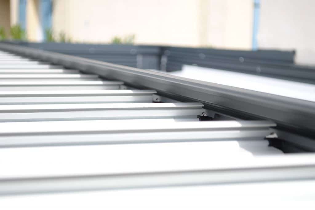 Lames bioclimatiques parfaitement intégrées dans la structure aluminium