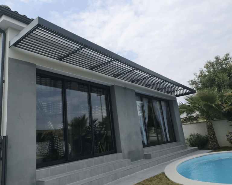 Brise soleil à lames fixes, une solution pour diminuer la température des maison