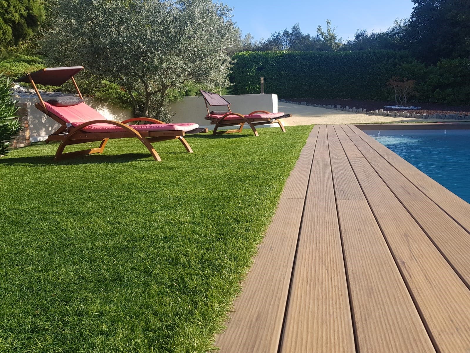 Aménagement extérieur : Tour de piscine en lames de terrasse composite