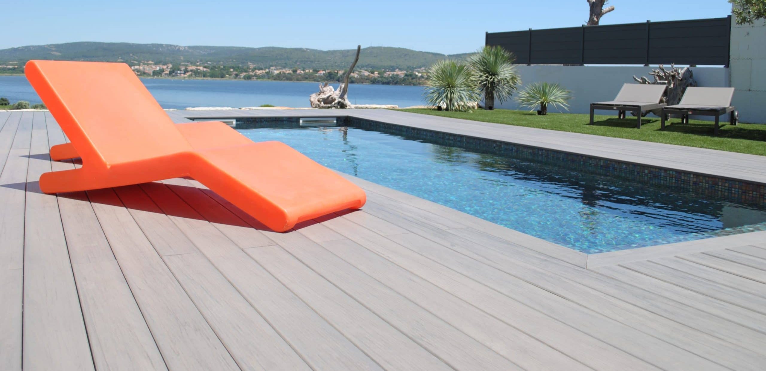 Belle terrasse composite autours d'une piscine