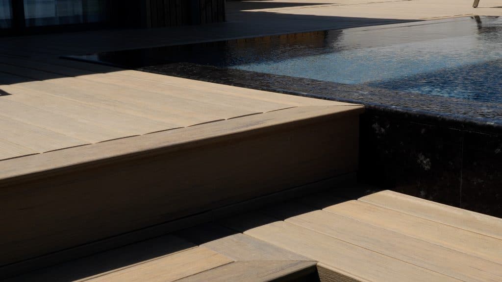 aménager son extérieur dans l'hérault : Terrasse composite sur mesure
