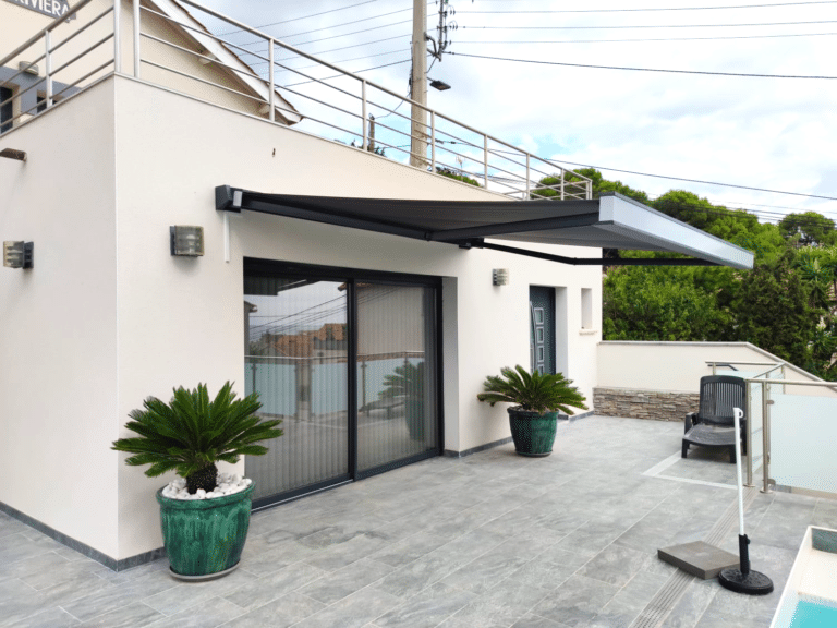 Store banne coffre noir.