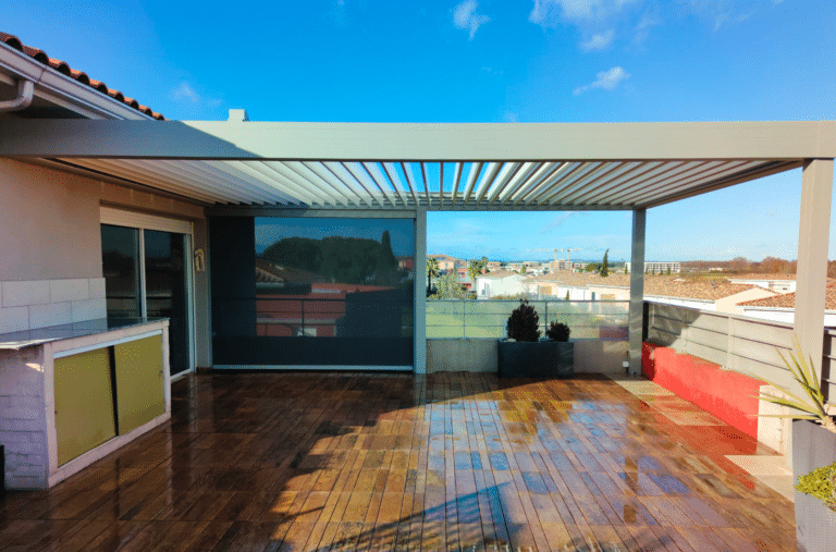 Pergola Bioclimatique aluminium gris anthracite sur terrasse en bois.