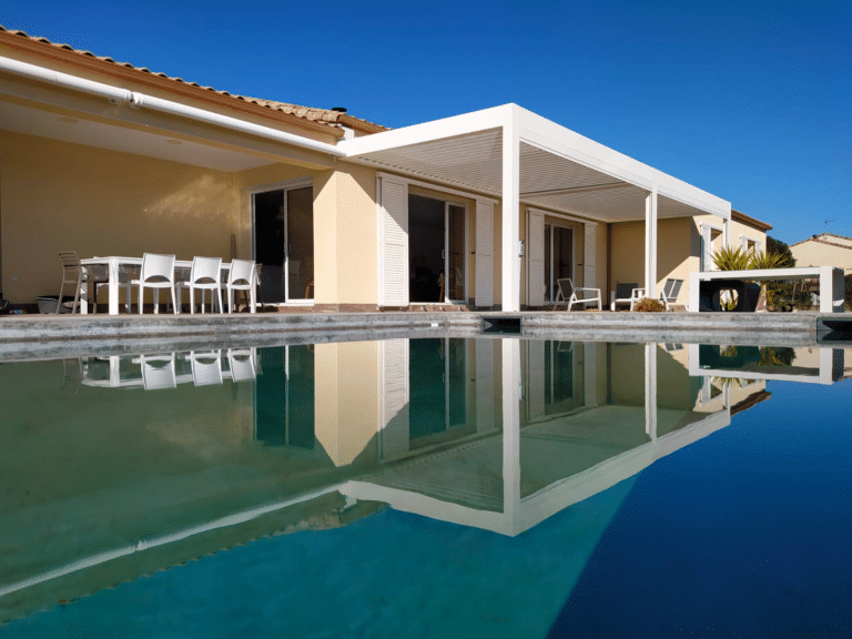 pergola bioclimatique blanche en reflet dans une piscine