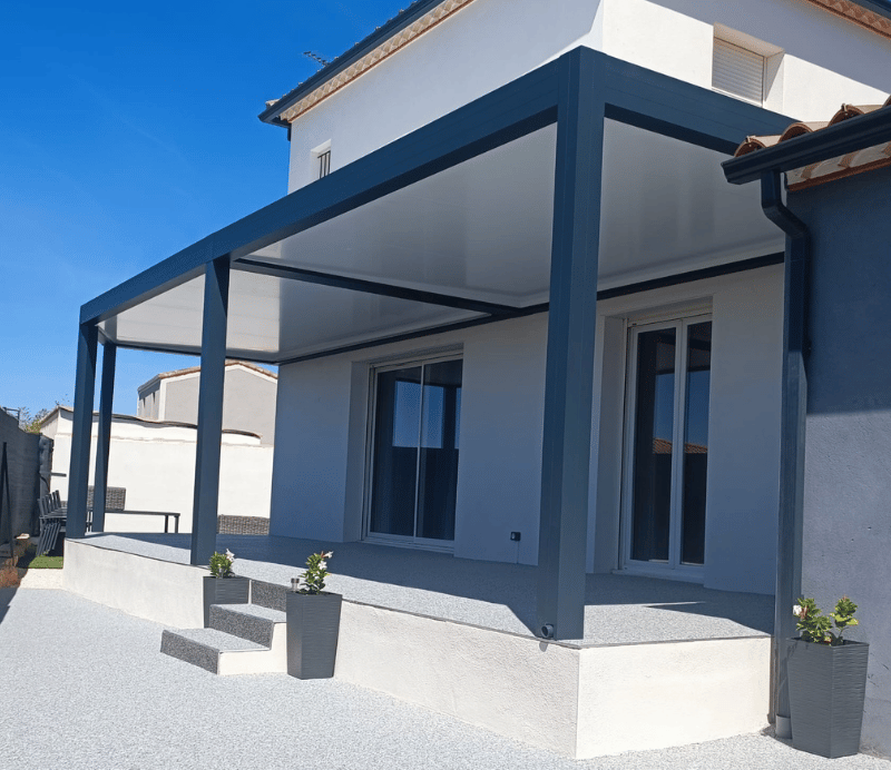 Abri de terrasse maison individuelle. Pergola toit fixe