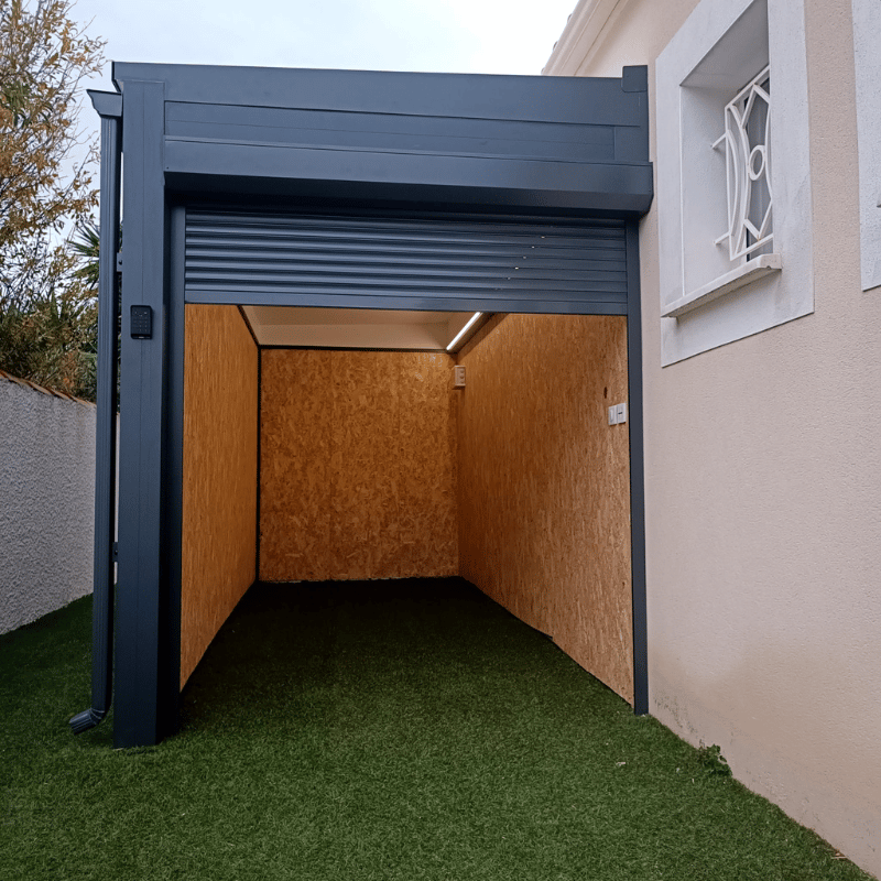 Abri extérieur fermé avec porte coulissante en aluminium