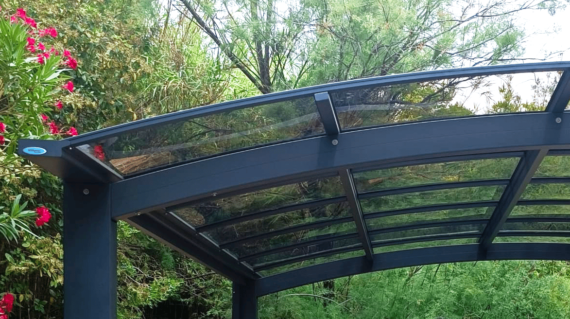 carport toit cintré PGI Habitat. Abri de voiture en aluminium sur mesure