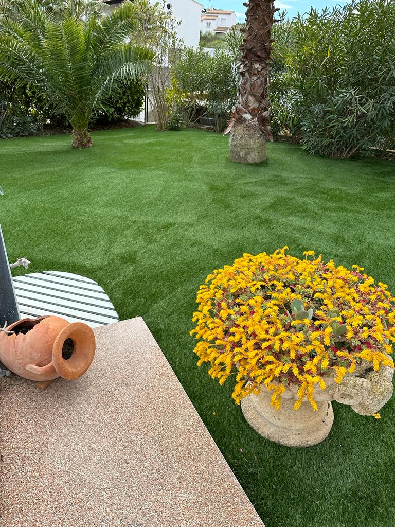 Aménagement jardin : pose d’un gazon synthétique