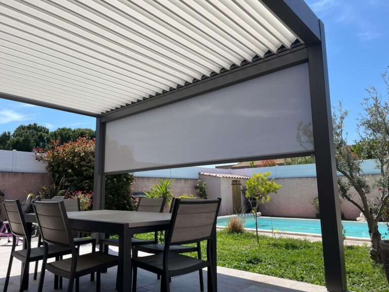 Pergola bioclimatique avec store latéral