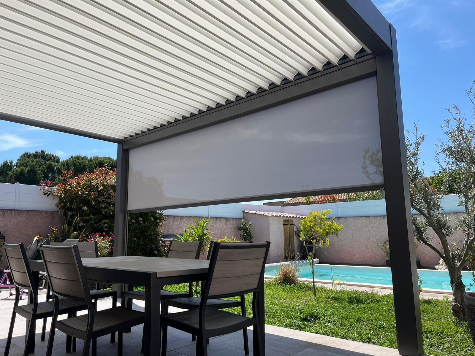 Pergola bioclimatique avec store latéral