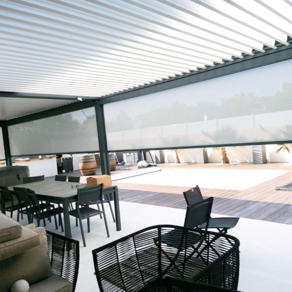 Double pergola bioclimatique avec fermetures stores