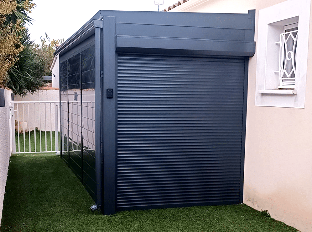 Pool house avec panneaux en aluminium