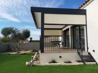Pergola avec poteaux déportés et stores latéraux