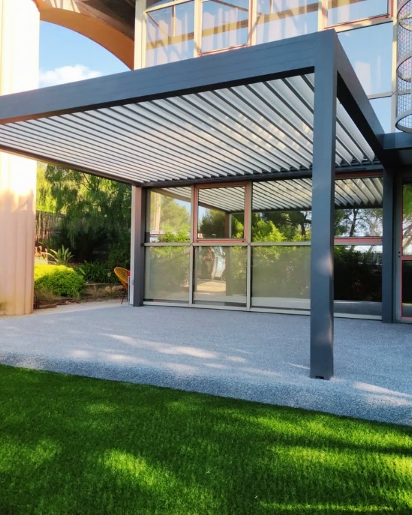 Lire la suite à propos de l’article Pergola bioclimatique sur mesure, design et durable